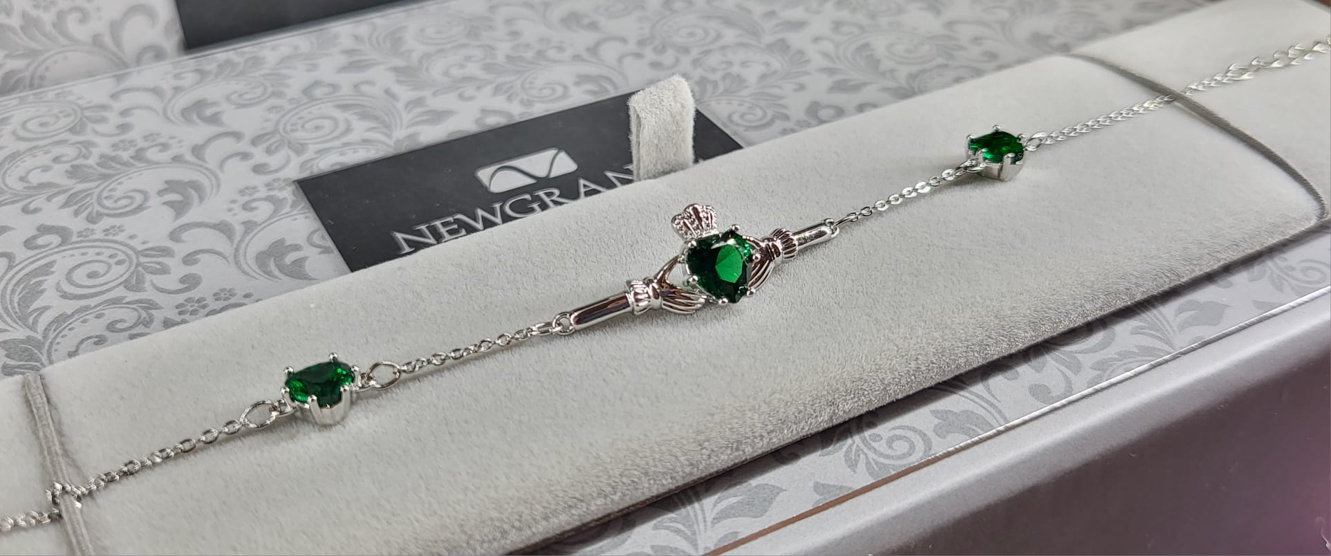 Newgrange Claddagh Bracelet With Green Gemstones – The King Oak