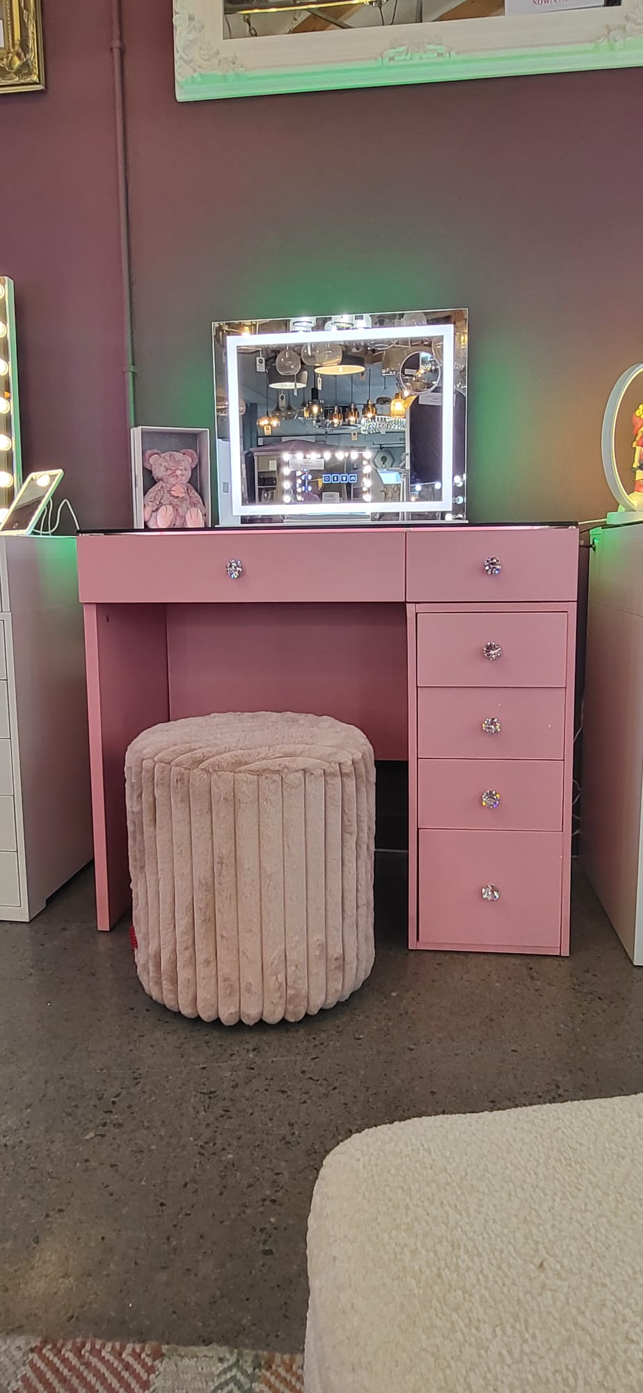 Vantii pink dressing table The King Oak Vantii pink dressing table The King Oak